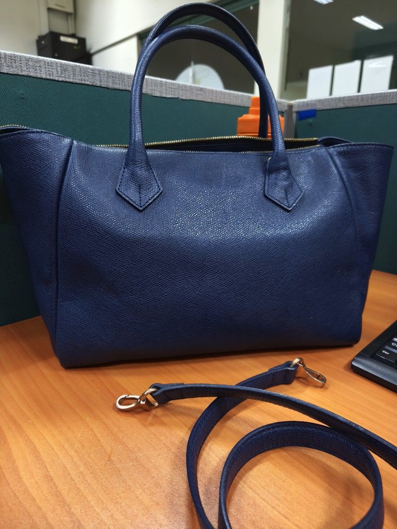 COURRONE Stephanie in Navy blue (Medium) (Category: Luxury Bags & Wallets) located in Quezon City. Submitted by kisstin18 (Listing ID 1380768763, Image 2). Description: structured coded with cards slightly used medium size napakaganda Very good condition zipper closure two-way.