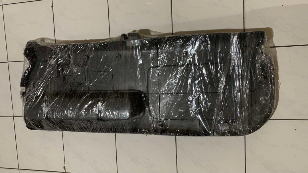 由 cocacola8181 (刊登 ID 1380891105，圖片 1) 提交，位於 新北市 (New Taipei) 的 一代crv原廠後尾門內飾板 (類別：汽機車零配件)，說明：。