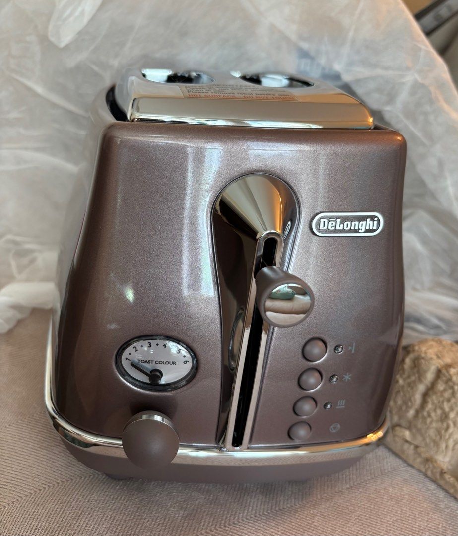 DeLonghi toaster （分類：焗爐及多士爐）位於 Hong Kong。 由 mays12 提交（商品編號 1380768310，圖片 2）。簡介： Brand new Delonghi toaster. Was a gift but we already have a toaster. Comes with box & original packaging。