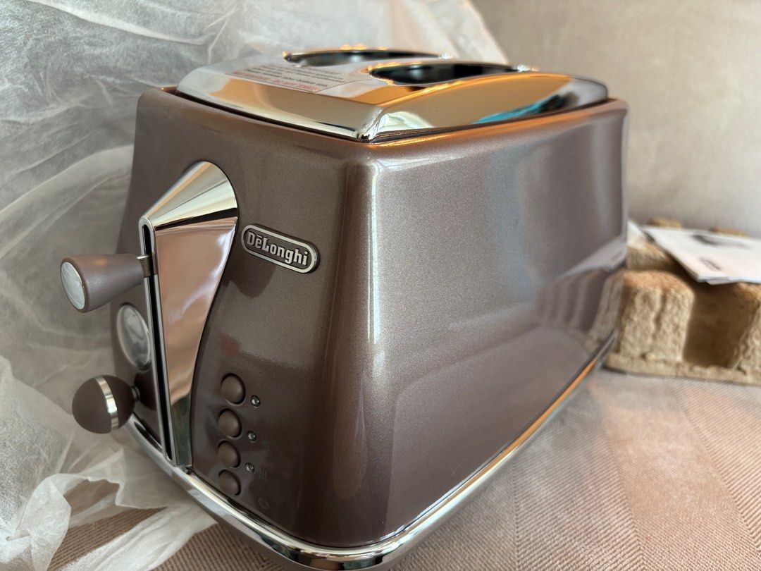 DeLonghi toaster （分類：焗爐及多士爐）位於 Hong Kong。 由 mays12 提交（商品編號 1380768310，圖片 3）。簡介： Brand new Delonghi toaster. Was a gift but we already have a toaster. Comes with box & original packaging。