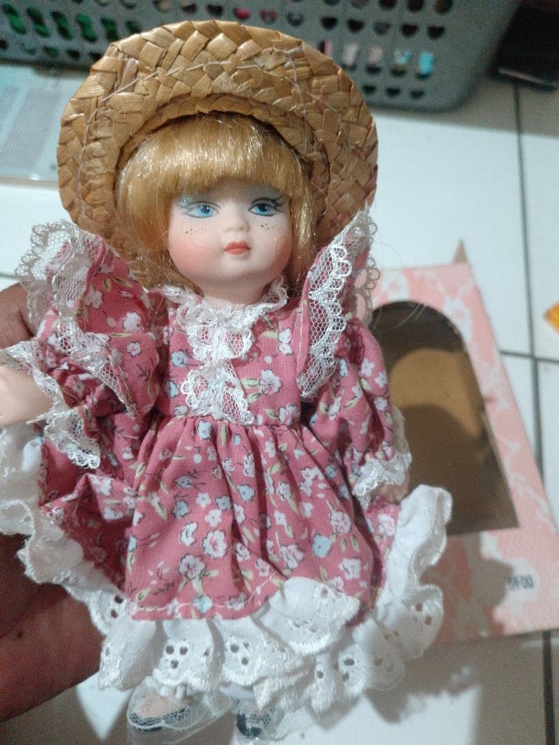 Doll (Kategori: Pajangan Antik) berada di Jakarta Barat. Dikirim oleh rongsokelite (ID iklan 1380780631, Gambar 2). Deskripsi: vintage ,.