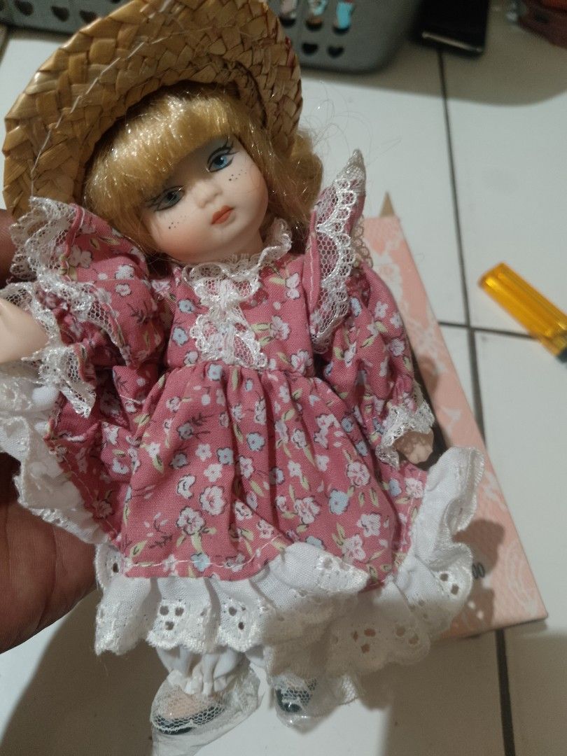 Doll (Kategori: Pajangan Antik) berada di Jakarta Barat. Dikirim oleh rongsokelite (ID iklan 1380780631, Gambar 3). Deskripsi: vintage ,.