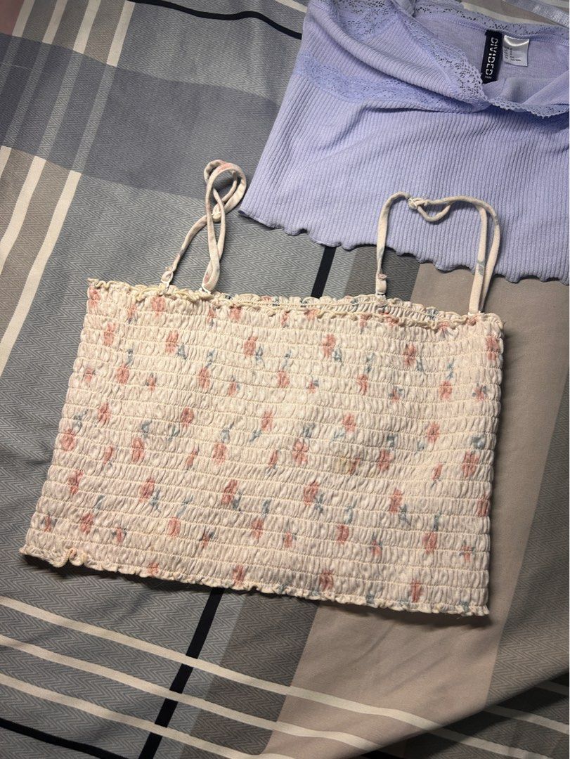 f21 smocked crop (Category: Sleeveless) located in Pasig City. Submitted by docxx (Listing ID 1380736126, Image 1). Description: -f21 smocked crop -has removal strap -size small.