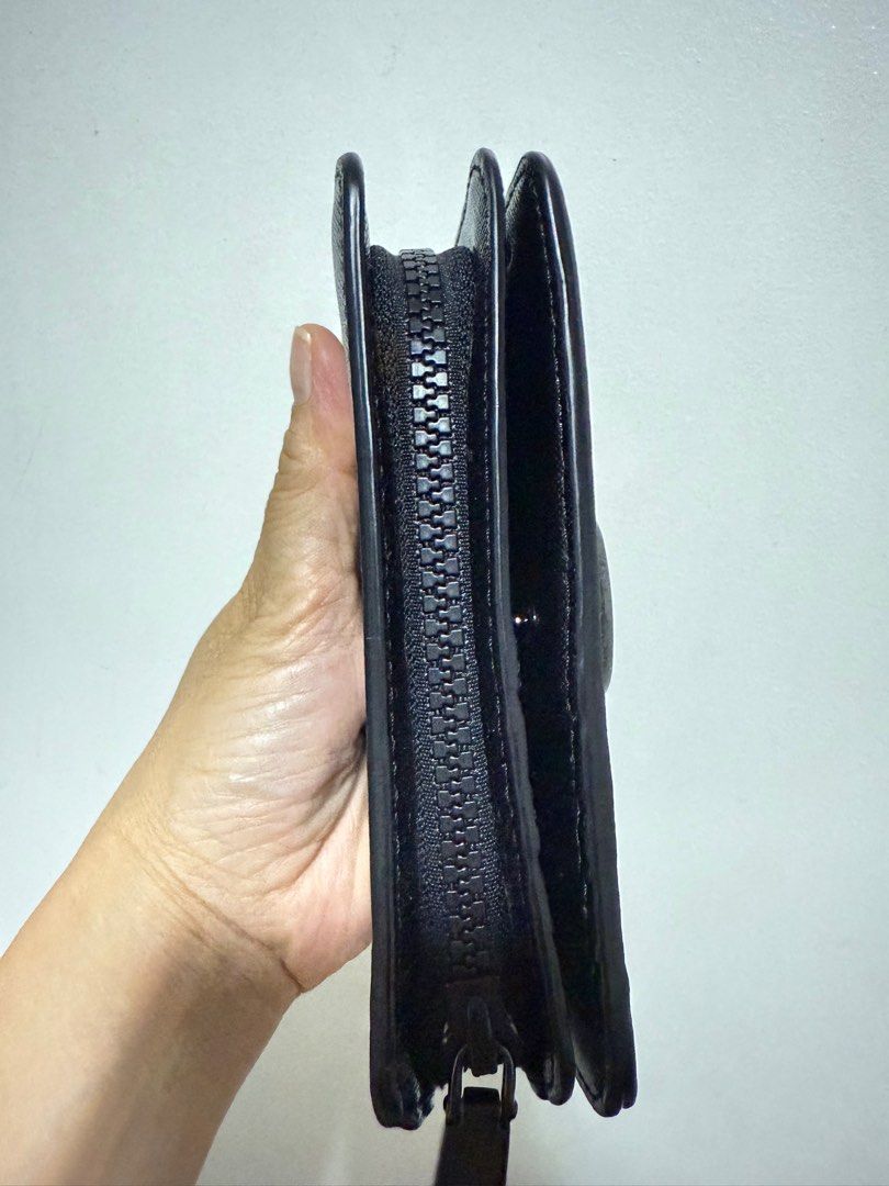 For sale MJ wallet (Category: Luxury Bags & Wallets) located in Pasig City. Submitted by olxph_864435410 (Listing ID 1380699730, Image 3). Description: .