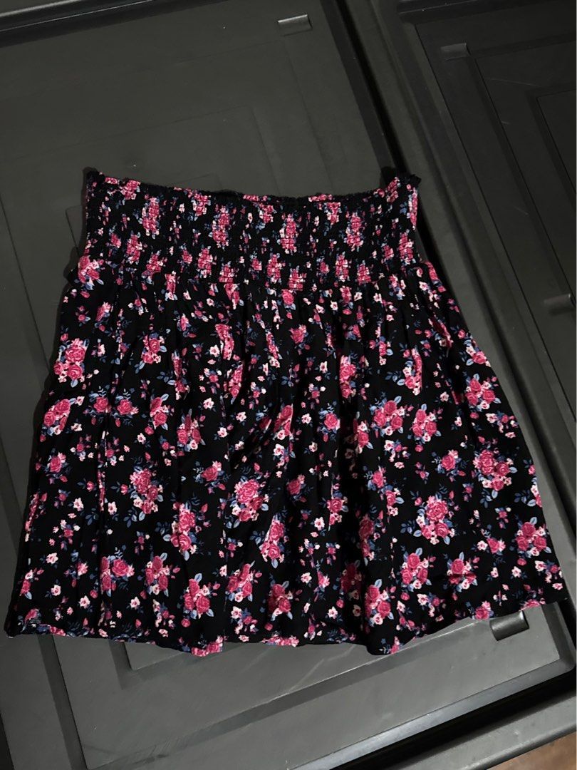FOREVER21 flower print flowy skirt (Category: Skirts) located in Quezon City. Submitted by herprelovedd (Listing ID 1380747527, Image 1). Description: .