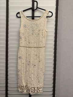 (Category: ) located in . Submitted by ana.t.wardrobe (Listing ID 1380842708, Image 1). Description: .
