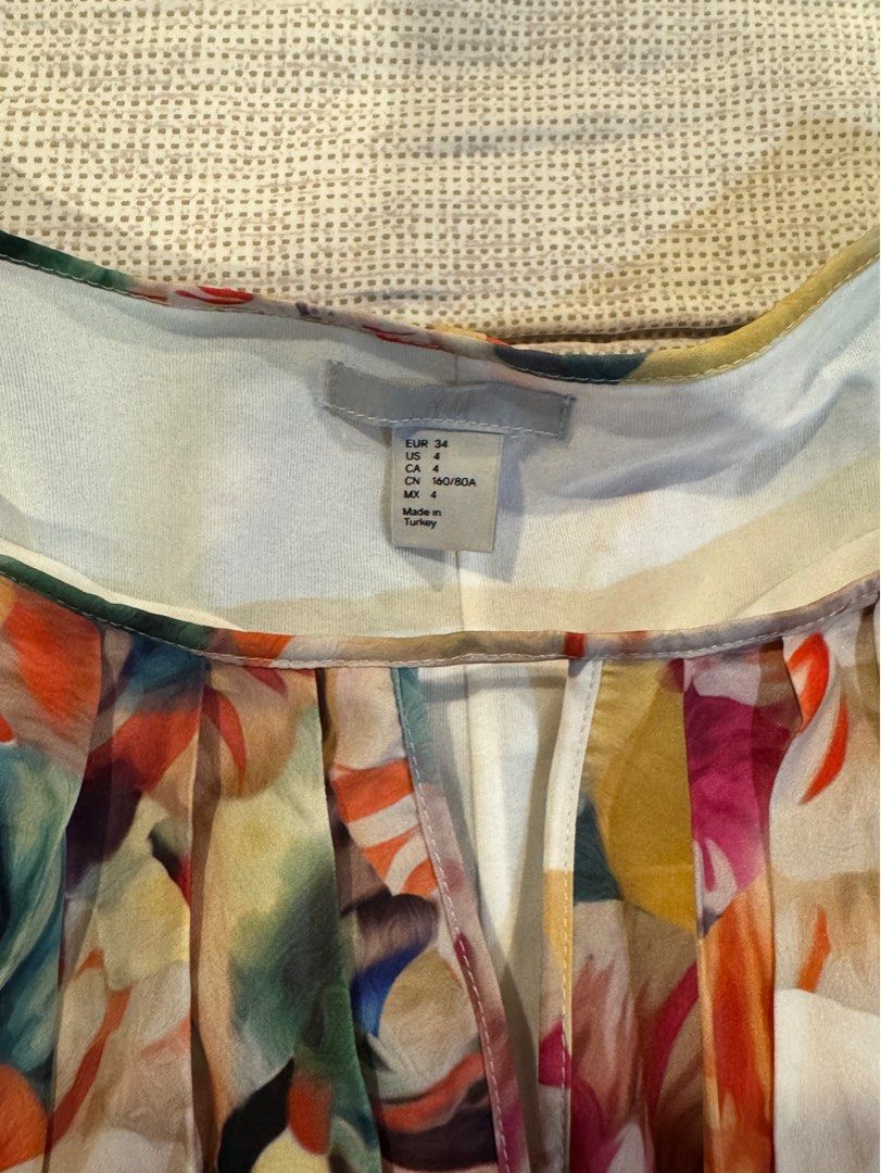 H&M floral dress (Category: Dresses) located in Muntinlupa City. Submitted by myabcshop (Listing ID 1380873699, Image 2). Description: RFS - decluttering Picture as is no damage Worn twice 💯 ORIGINAL AND AUTHENTIC.