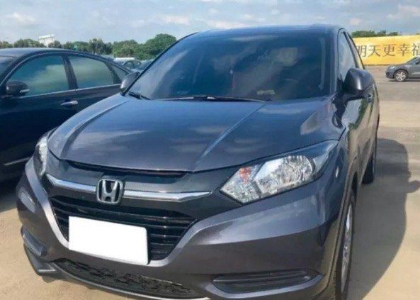由 pipi1108cc (刊登 ID 1380800564，圖片 2) 提交，位於 台中市 (Taichung) 的 Honda HR-V 2017款 鐵灰色 🔍️售價：18萬 🔍️出廠：2017年 🔍️行駛里程：3.4萬公里 🔍️乘客數：5門5座 🔍️排氣量：1.8L (類別：汽車出售)，說明：🔍️廠牌型號：Honda HR-V 2017款 鐵灰色 🔍️售價：18萬 🔍️出廠：2017年 🔍️行駛里程：3.4萬公里 🔍️乘客數：5門5座 🔍️排氣量：1.8L 🔍️引擎燃料：汽油 🔍️驅動方式：2WD 🔍️變速系統：手自排 ★重要資訊★ 車輛均有第三方認證 ⭕️專業鑑定⭕️合格認證 ⭕️檢定報告⭕️一覽無疑 📣便宜賣🚫無事故🚫無泡水🚫無待修 提供💯完整第三方認證合格檢驗報告 保證✅實車實價✅車況透明✅安心購車 ★提供車況原始表 ★車況與認證表不符，退車並全額退費 ◎歡迎私訊預約賞車◎ ★早上10點到晚上18點 ★Line ID : pipi1108