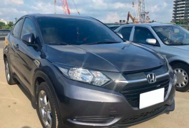 由 pipi1108cc (刊登 ID 1380800564，圖片 3) 提交，位於 台中市 (Taichung) 的 Honda HR-V 2017款 鐵灰色 🔍️售價：18萬 🔍️出廠：2017年 🔍️行駛里程：3.4萬公里 🔍️乘客數：5門5座 🔍️排氣量：1.8L (類別：汽車出售)，說明：🔍️廠牌型號：Honda HR-V 2017款 鐵灰色 🔍️售價：18萬 🔍️出廠：2017年 🔍️行駛里程：3.4萬公里 🔍️乘客數：5門5座 🔍️排氣量：1.8L 🔍️引擎燃料：汽油 🔍️驅動方式：2WD 🔍️變速系統：手自排 ★重要資訊★ 車輛均有第三方認證 ⭕️專業鑑定⭕️合格認證 ⭕️檢定報告⭕️一覽無疑 📣便宜賣🚫無事故🚫無泡水🚫無待修 提供💯完整第三方認證合格檢驗報告 保證✅實車實價✅車況透明✅安心購車 ★提供車況原始表 ★車況與認證表不符，退車並全額退費 ◎歡迎私訊預約賞車◎ ★早上10點到晚上18點 ★Line ID : pipi1108