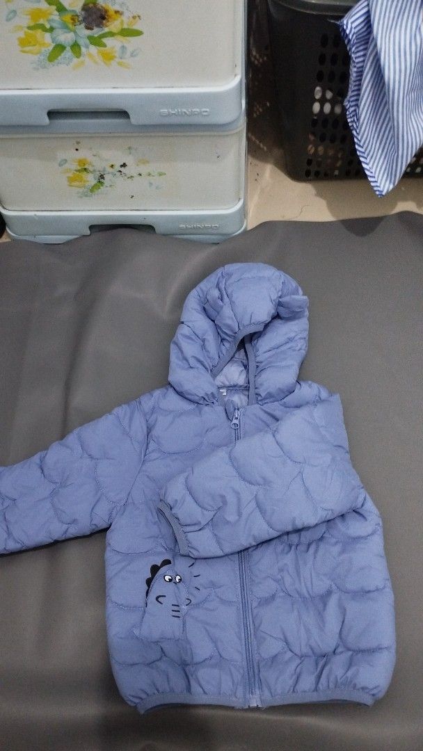 Jaket Winter (Kategori: 1 hingga 3 tahun) berada di Jakarta Pusat. Dikirim oleh arlianisab48836 (ID iklan 1380782407, Gambar 1). Deskripsi: jaket buat musim dingin bahal tebal dan lembut reseleting masih aman.
