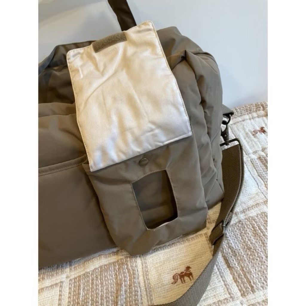 由 shuaitung85222 (刊登 ID 1380723916，圖片 2) 提交，位於 台北市 (Taipei) 的 二手KONGES SLØJD多功能媽媽包 WALNUT色 (類別：其他外出用品)，說明：商品很新用沒幾次 外出輕旅行都很方便 內附攜帶型防水尿布墊。
