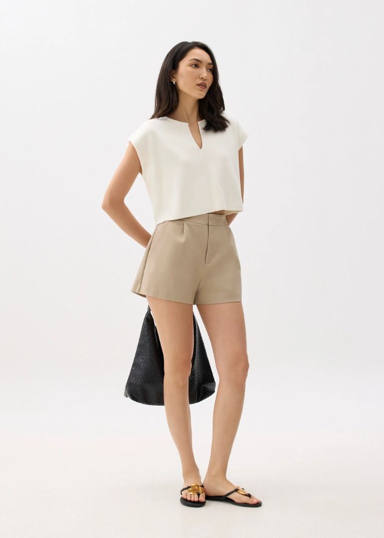 Love Bonito Esha Knit Crop Shell Top (Category: Blouses) located in Pasig City. Submitted by cp_sells (Listing ID 1380789714, Image 1). Description: Size: XS Color: Ivory Condition: Like new RFS: Decluttering.