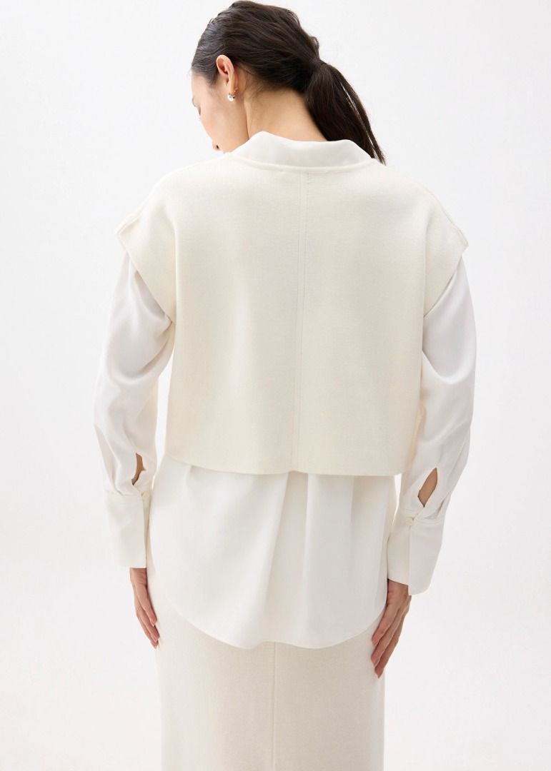 Love Bonito Esha Knit Crop Shell Top (Category: Blouses) located in Pasig City. Submitted by cp_sells (Listing ID 1380789714, Image 3). Description: Size: XS Color: Ivory Condition: Like new RFS: Decluttering.