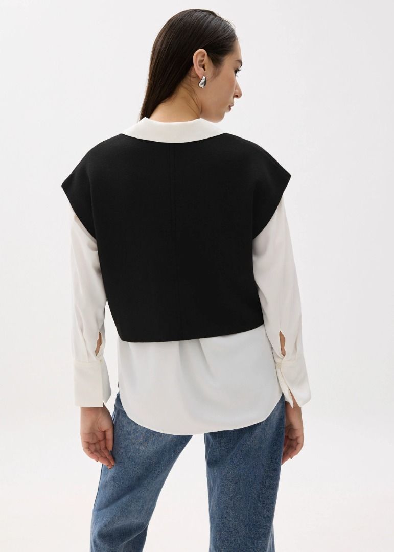 Love Bonito Esha Knit Crop Shell Top (Category: Blouses) located in Pasig City. Submitted by cp_sells (Listing ID 1380789875, Image 2). Description: Size: XS Color: Black Condition: Like new RFS: Decluttering.