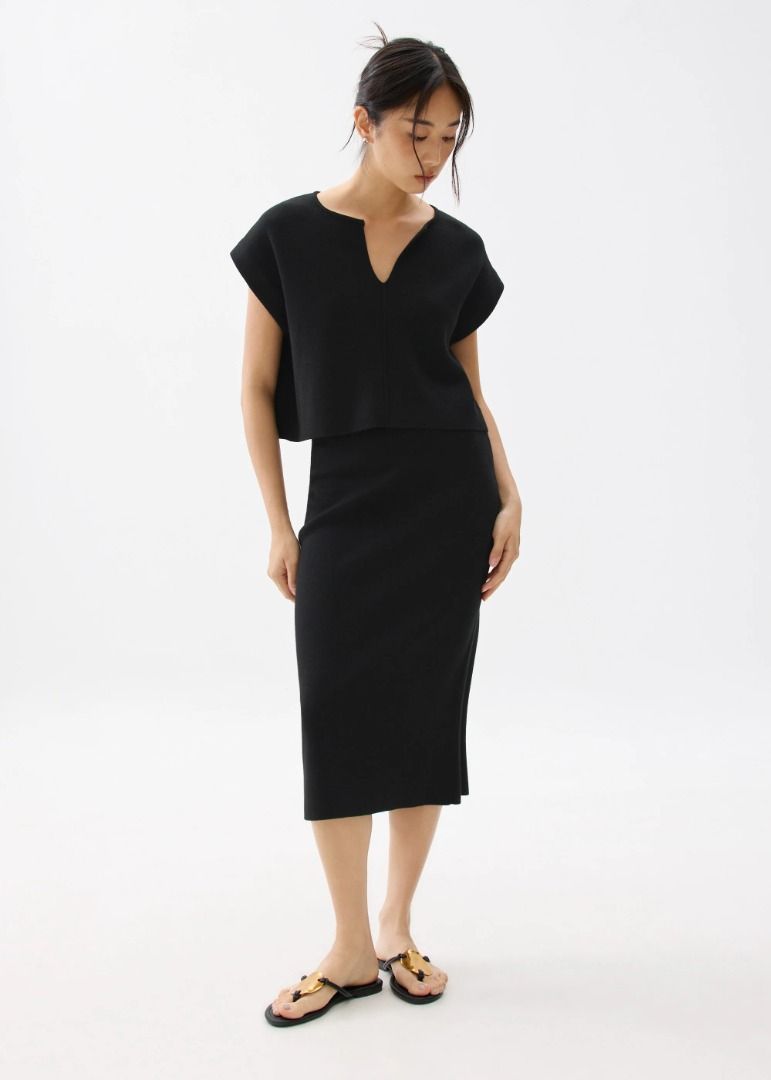 Love Bonito Esha Knit Crop Shell Top (Category: Blouses) located in Pasig City. Submitted by cp_sells (Listing ID 1380789875, Image 1). Description: Size: XS Color: Black Condition: Like new RFS: Decluttering.