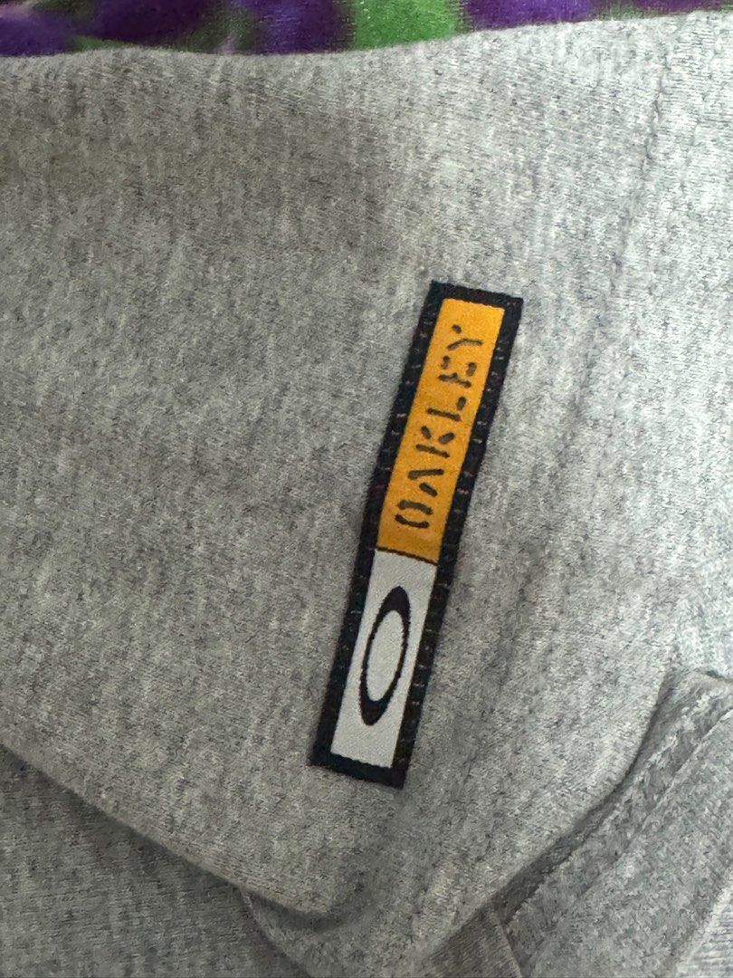 Oakley Logo Grey T-Shirt - Size L (Category: Tshirts & Polo Shirts) located in Singapore. Submitted by riquespore38118 (Listing ID 1380877701, Image 3). Description: Classic grey Oakley t-shirt. Features the Oakley logo on the chest and sleeve. Size L. Made from a comfortable material, perfect for everyday wear. In good condition, with no major flaws. Able to negotiate.