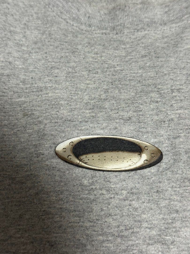 Oakley Logo Grey T-Shirt - Size L (Category: Tshirts & Polo Shirts) located in Singapore. Submitted by riquespore38118 (Listing ID 1380877701, Image 2). Description: Classic grey Oakley t-shirt. Features the Oakley logo on the chest and sleeve. Size L. Made from a comfortable material, perfect for everyday wear. In good condition, with no major flaws. Able to negotiate.