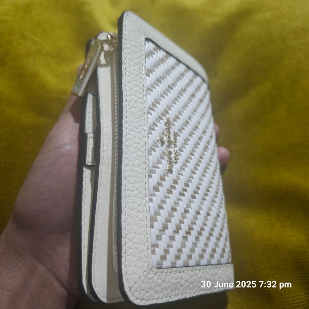 Orig kate spade woven wallet (Category: Luxury Bags & Wallets) located in Baguio. Submitted by msgold2601 (Listing ID 1380753027, Image 3). Description: Orig brandnew medium wallet super nice mga mii rarepiiece ni ks 😍.