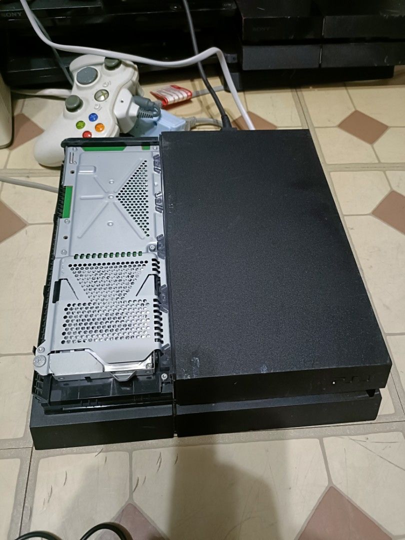 由 g0955578789 (刊登 ID 1380700943，圖片 2) 提交，位於 台北市 (Taipei) 的 Ps4單主機1007A (類別：PlayStation)，說明：如圖外觀側蓋掉了，但測試讀碟正常，按退出鍵沒反應，當零件機賣。