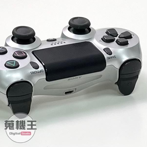 由 winson999888 (刊登 ID 1380748535，圖片 2) 提交，位於 台北市 (Taipei) 的 【蒐機王】PS4 原廠手把 遊戲控制器 二代光條手把 CUH-ZCT2G【可用舊3C折抵購買】D4552-3 (類別：手把控制器)，說明：【商品貨號】D4552 【名稱】PS4 原廠手把 遊戲控制器 二代光條手把 CUH-ZCT2G 【顏色】銀色 【品相描述】外觀良好 【新舊程度】中古品 / 90%新 【保固狀態】店家責任保固七天 【配件說明】原廠盒裝 【NCC認證碼】N/A 【BSMI商檢字號】N/A 【賣場管理代碼】03 -------------------------------------- 【商品狀態分級說明】 ● 100%新 = 全新未拆封新品 ● 95%新 = 機況如新品一般 ● 90%新 = 僅些許使用小痕跡 ● 85%新 = 外觀有較明顯痕跡 ● 80%新 = 外觀較重的使用痕跡 ● 70%新 = 商品瑕疵或功能異常 ----------------