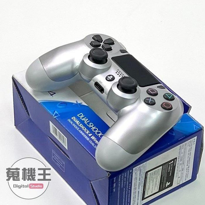 由 winson999888 (刊登 ID 1380748535，圖片 1) 提交，位於 台北市 (Taipei) 的 【蒐機王】PS4 原廠手把 遊戲控制器 二代光條手把 CUH-ZCT2G【可用舊3C折抵購買】D4552-3 (類別：手把控制器)，說明：【商品貨號】D4552 【名稱】PS4 原廠手把 遊戲控制器 二代光條手把 CUH-ZCT2G 【顏色】銀色 【品相描述】外觀良好 【新舊程度】中古品 / 90%新 【保固狀態】店家責任保固七天 【配件說明】原廠盒裝 【NCC認證碼】N/A 【BSMI商檢字號】N/A 【賣場管理代碼】03 -------------------------------------- 【商品狀態分級說明】 ● 100%新 = 全新未拆封新品 ● 95%新 = 機況如新品一般 ● 90%新 = 僅些許使用小痕跡 ● 85%新 = 外觀有較明顯痕跡 ● 80%新 = 外觀較重的使用痕跡 ● 70%新 = 商品瑕疵或功能異常 ----------------