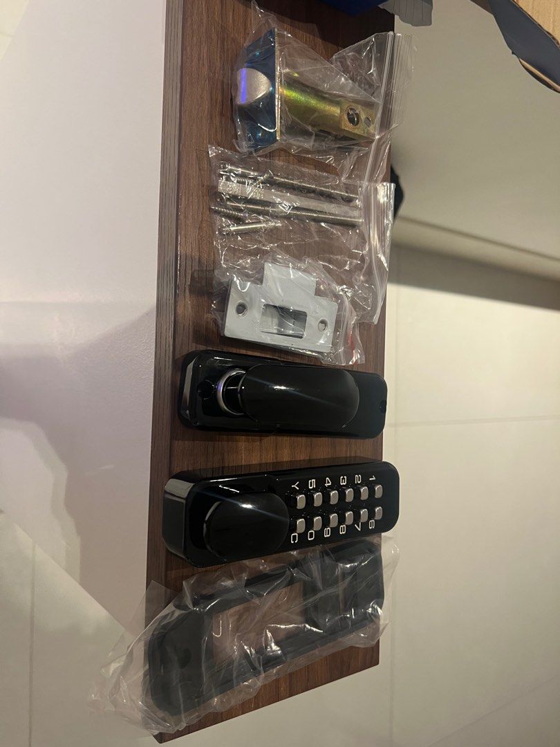 Push button door lock (Category: Locks, Doors & Gates) located in Singapore. Submitted by limpeijames (Listing ID 1380848969, Image 1). Description: Water proof Push-button door lock. Black in colour..