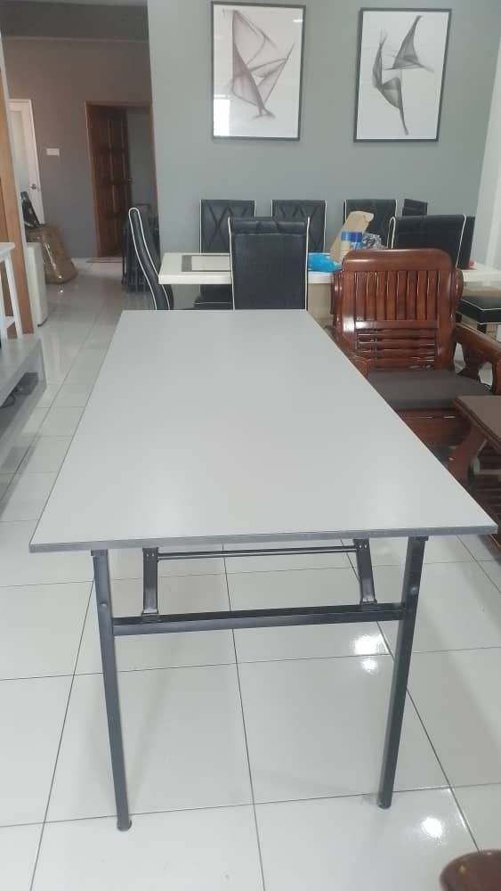 Rectangular Banquet Table | Folding Table (Category: Tables & Sets) located in Shah Alam. Submitted by oneforall24 (Listing ID 1380729248, Image 3). Description: 3V Banquet Folding Table 180cmX60cm Original price RM 220.00 Because of minor scratches we let it go for RM 100.00 Colour: Grey -Laminated High Pressured Table Top Board -Thick 16mm Board with Rubber Edging for Further Protection -Nylon Adjustable Gliders Fitted On The Leg Base for Stabi