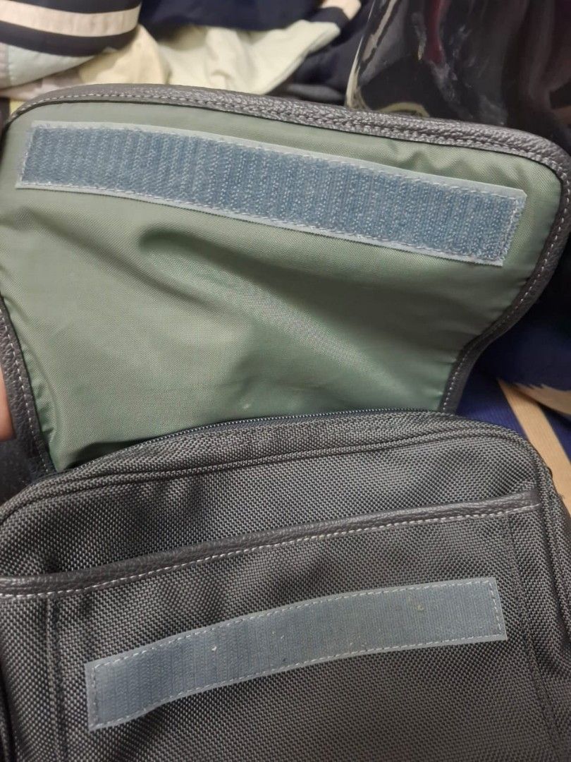 samsonite (Category: Sling Bags) located in Puchong. Submitted by afsteadybundle (Listing ID 1380848587, Image 3). Description: 💼samsonite sling bag 📍condition:9/10 📍tag:samsonite(made in japan) 📍zip:cop logo samsonite.