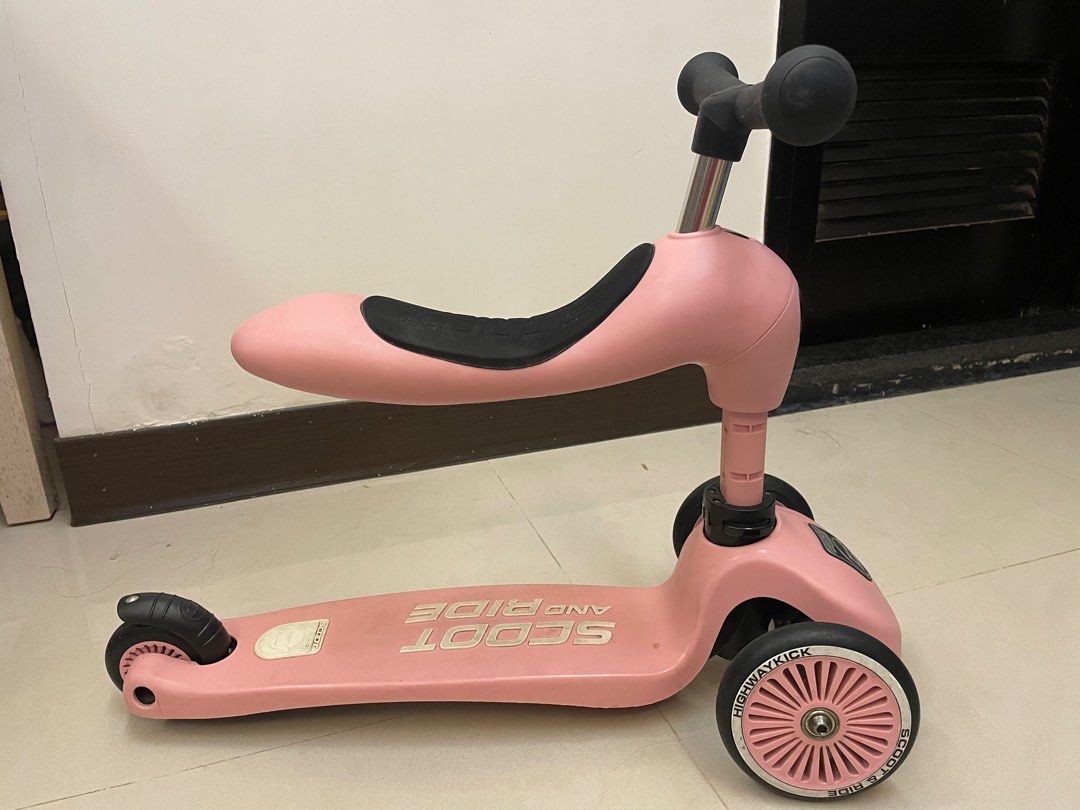由 linjones100 (刊登 ID 1380881730，圖片 1) 提交，位於 基隆市 (Keelung) 的 Scoot & Ride奧地利kick 1 二合一滑步車/滑板車 (類別：嬰兒玩具)，說明：歡迎聊聊 【商品特色】 二段高度，二種玩法 舒適座椅 安全裝置-前輪防摔下巴設計 經過歐洲及台灣安全檢驗 重量僅 2.9kg 車身高度有3段可調 【商品規格】 適齡：約1歲起 承重：20kg（坐姿模式）/50kg（站姿模式） 材質：鋁合金、聚丙烯、可熱塑性橡膠、尼龍＋玻纖、聚氨酯 產地：中國。