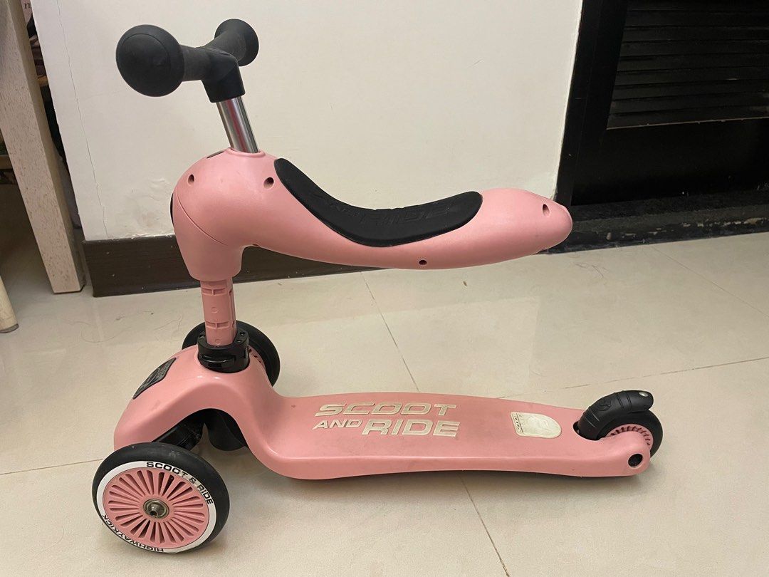 由 linjones100 (刊登 ID 1380881730，圖片 2) 提交，位於 基隆市 (Keelung) 的 Scoot & Ride奧地利kick 1 二合一滑步車/滑板車 (類別：嬰兒玩具)，說明：歡迎聊聊 【商品特色】 二段高度，二種玩法 舒適座椅 安全裝置-前輪防摔下巴設計 經過歐洲及台灣安全檢驗 重量僅 2.9kg 車身高度有3段可調 【商品規格】 適齡：約1歲起 承重：20kg（坐姿模式）/50kg（站姿模式） 材質：鋁合金、聚丙烯、可熱塑性橡膠、尼龍＋玻纖、聚氨酯 產地：中國。