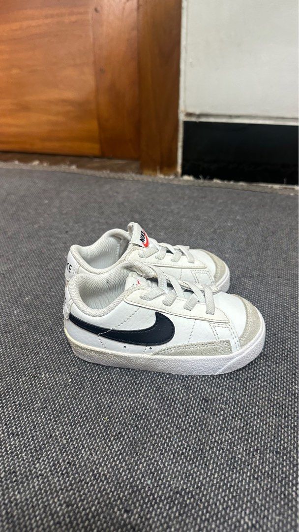 Sepatu nike anak original (Kategori: Orang Tua, Bayi & Anak - Lainnya) berada di Sleman. Dikirim oleh prelovedby_ici (ID iklan 1380803877, Gambar 2). Deskripsi: Masih bgs banget, ada box, ukuran 12cm.
