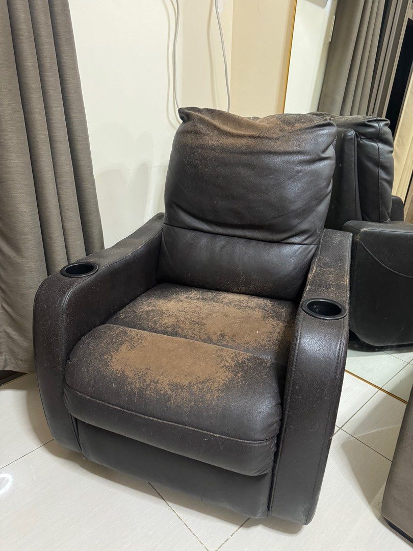Sofa Recliner (Category: Sofas) located in Mandaluyong City. Submitted by jamesy006 (Listing ID 1380814723, Image 1). Description: Bought for 18k Genuine leather Na scratch ng pusa ko kaya ganyan You can put a recliner cover naman Thanks.