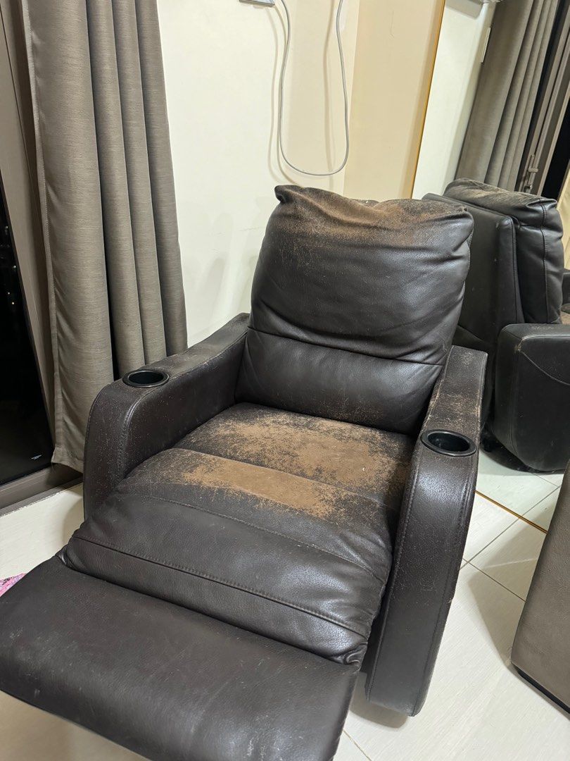 Sofa Recliner (Category: Sofas) located in Mandaluyong City. Submitted by jamesy006 (Listing ID 1380814723, Image 2). Description: Bought for 18k Genuine leather Na scratch ng pusa ko kaya ganyan You can put a recliner cover naman Thanks.