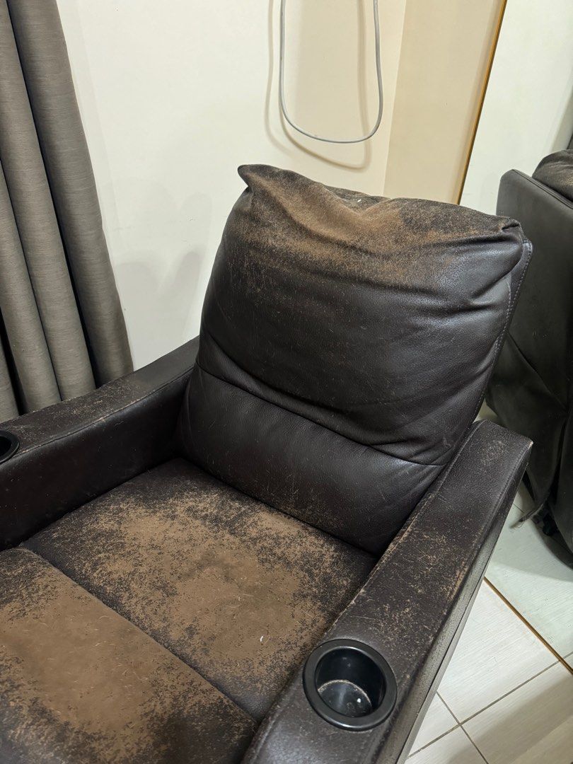Sofa Recliner (Category: Sofas) located in Mandaluyong City. Submitted by jamesy006 (Listing ID 1380814723, Image 3). Description: Bought for 18k Genuine leather Na scratch ng pusa ko kaya ganyan You can put a recliner cover naman Thanks.