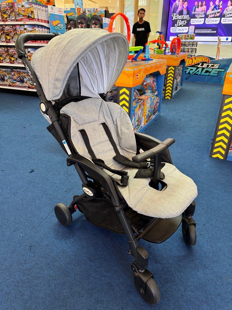 Stroller import premium (Kategori: Kereta, Kursi Goyang & Gendongan Bayi) berada di Bekasi. Dikirim oleh ibunyasatya (ID iklan 1380803157, Gambar 1). Deskripsi: Stroller import Yoya + Sangat Amat Kokoh, warna nya Hitam pekat. Kualitasnya setara stroller harga 4jutaan. Dari looks nya juga uda keliatan kan stroller premium. 900k nett Up to 25kg Cabin size lho, ringan dan aksesoris lengkap Aku jarang pake, daripada menuhin lemari, please adopsi aja 