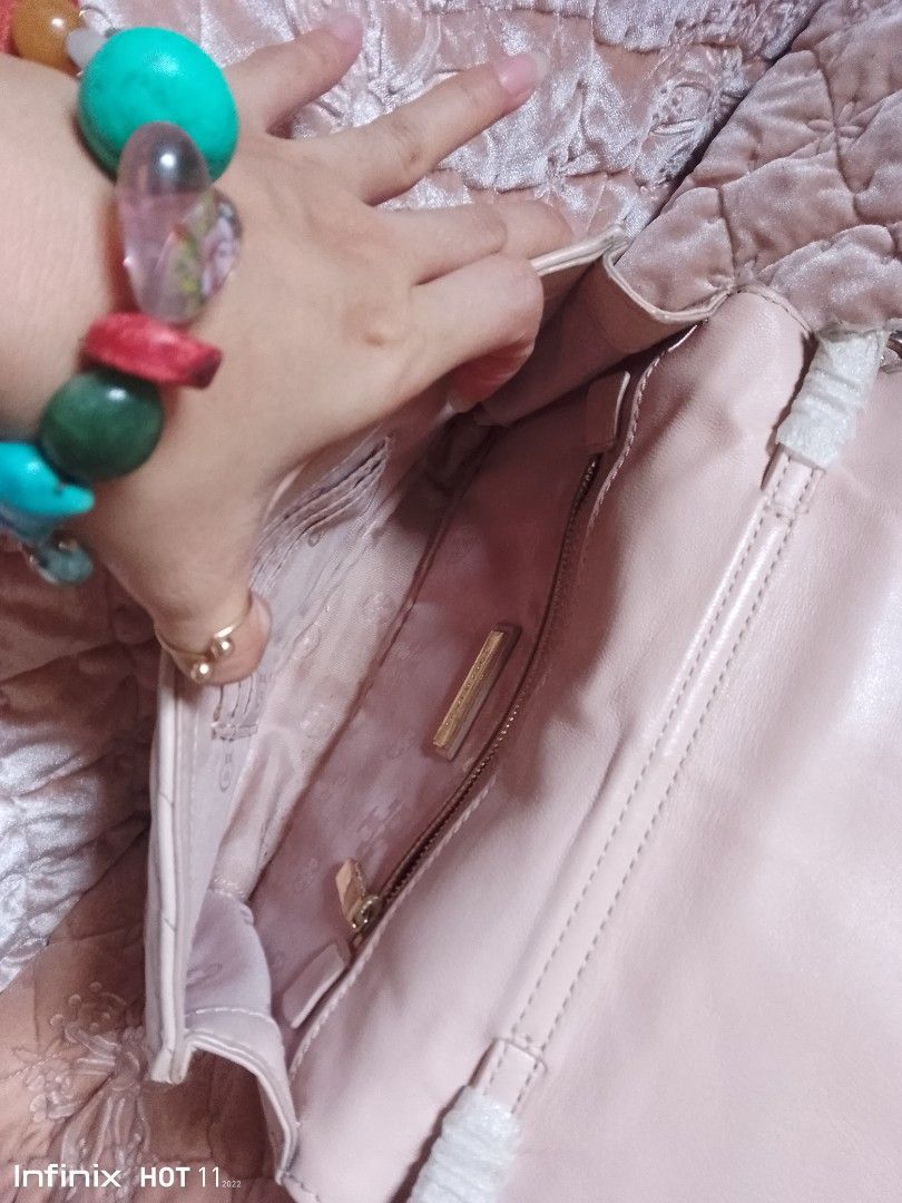 Tory Burch powder pink chainsling bag (Category: Luxury Bags & Wallets) located in San Fernando. Submitted by la_segunda2727 (Listing ID 1380771649, Image 2). Description: can be used as shoulder or slingbag can fit cp, small umbrella and make ups no foul odor no inclusion.