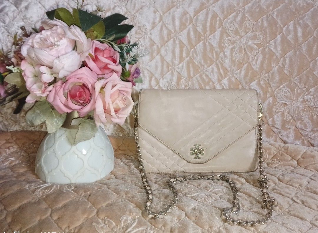 Tory Burch powder pink chainsling bag (Category: Luxury Bags & Wallets) located in San Fernando. Submitted by la_segunda2727 (Listing ID 1380771649, Image 1). Description: can be used as shoulder or slingbag can fit cp, small umbrella and make ups no foul odor no inclusion.