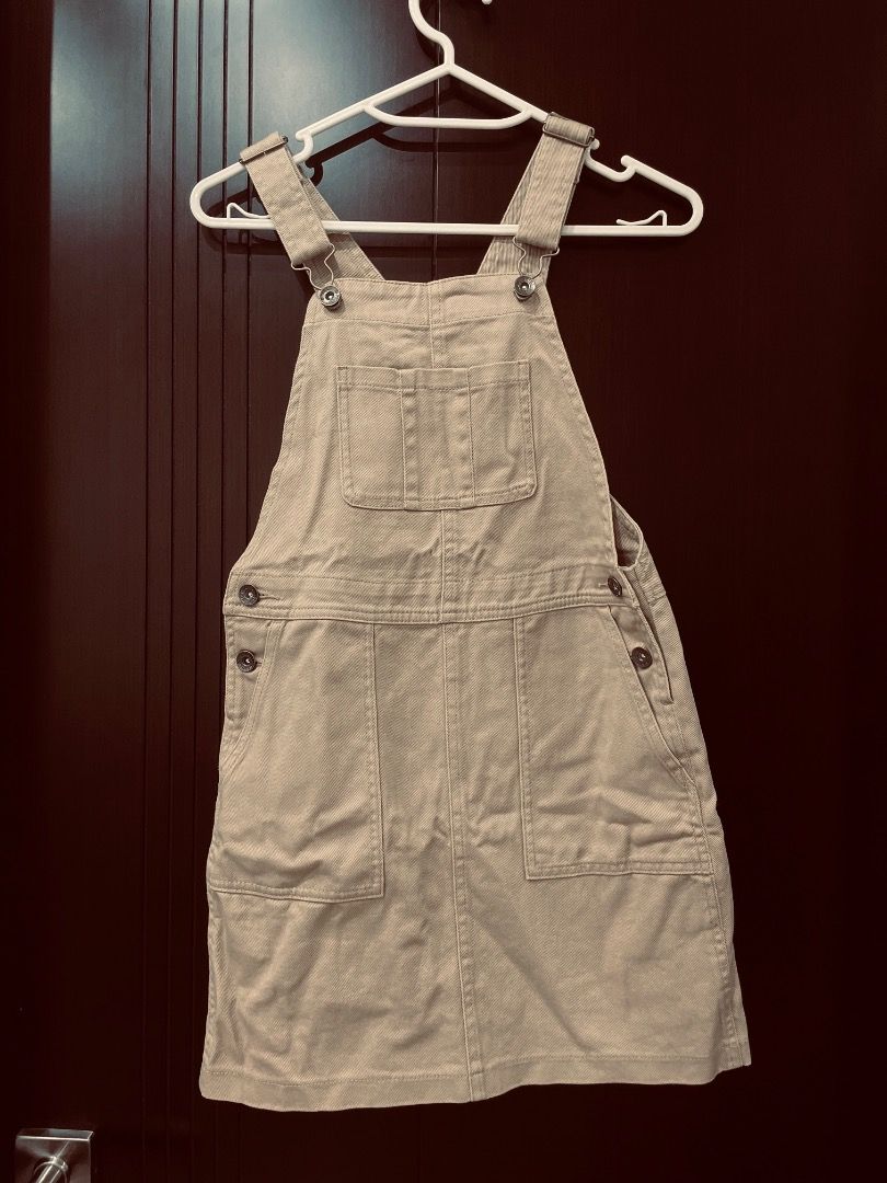 由 katiefu01899502 (刊登 ID 1380849875，圖片 2) 提交，位於 台北市 (Taipei) 的 Uniqlo 全新吊帶裙 買太小 下水過 (類別：嬰兒及兒童流行時尚)，說明：夢時代購入。