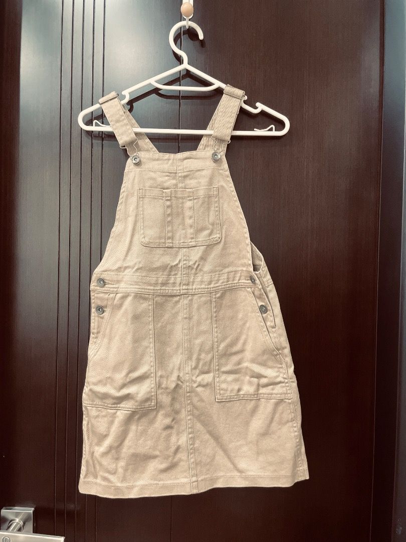 由 katiefu01899502 (刊登 ID 1380849875，圖片 1) 提交，位於 台北市 (Taipei) 的 Uniqlo 全新吊帶裙 買太小 下水過 (類別：嬰兒及兒童流行時尚)，說明：夢時代購入。