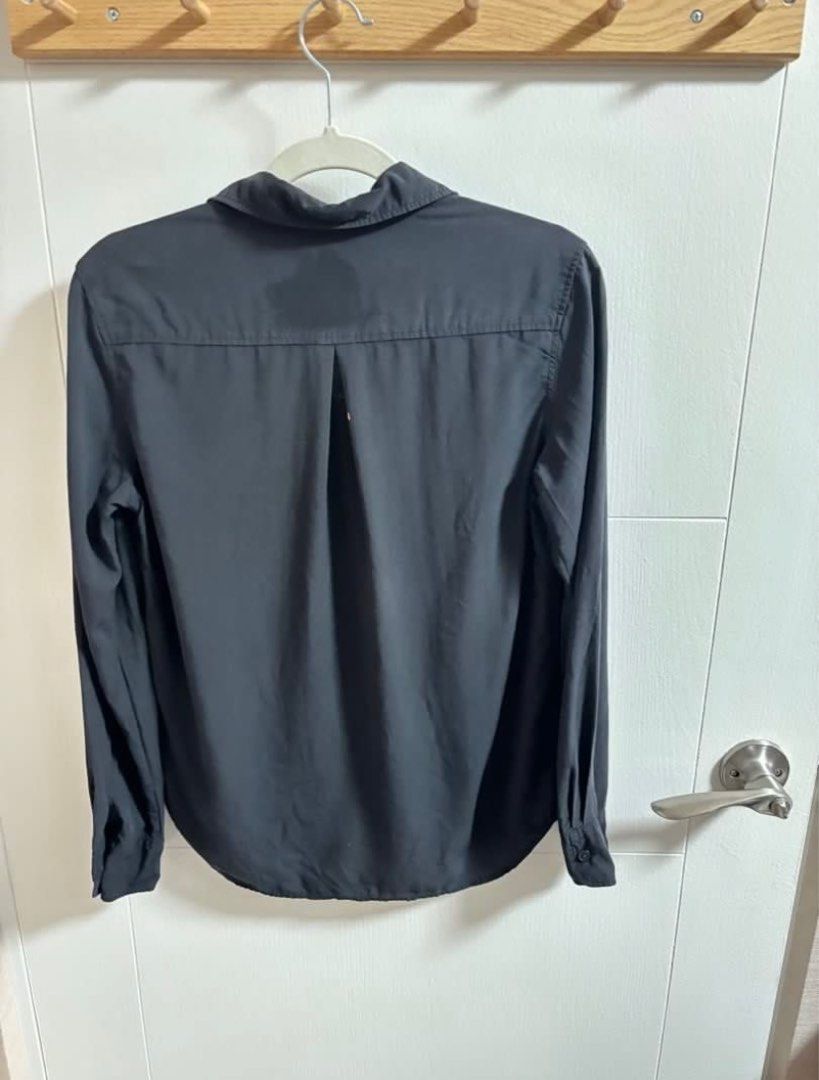 Uniqlo black Rayon longsleeve (Category: Longsleeves) located in Manila. Submitted by plmarn (Listing ID 1380864127, Image 3). Description: In good condition WFH setup na po Di na nagagamit.