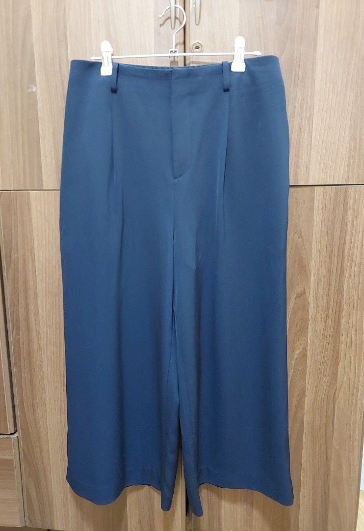 Uniqlo Flowy Pants 3/4 (Category: Other Bottoms) located in Manila. Submitted by melissaga98708 (Listing ID 1380706158, Image 1). Description: .