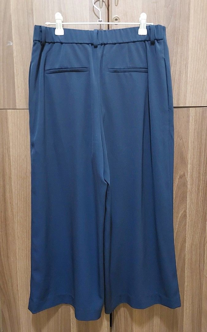 Uniqlo Flowy Pants 3/4 (Category: Other Bottoms) located in Manila. Submitted by melissaga98708 (Listing ID 1380706158, Image 2). Description: .