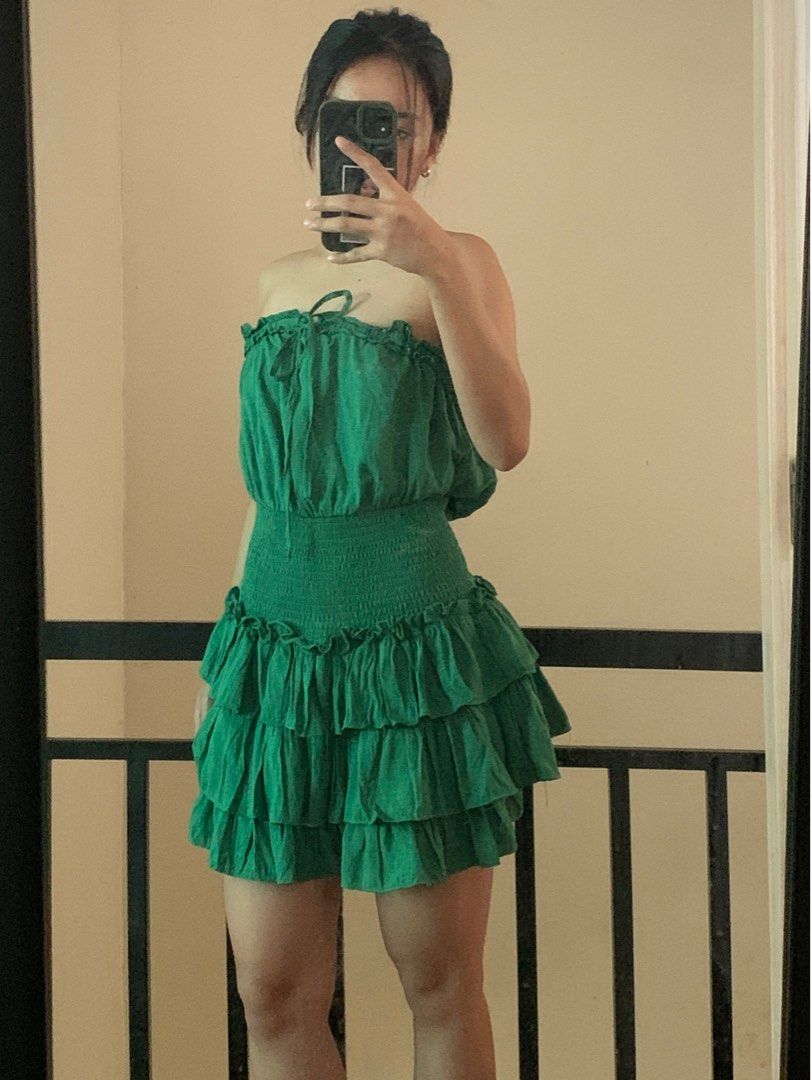 Vestique Drop Waist Dress (Category: Dresses) located in Caloocan City. Submitted by dosto (Listing ID 1380734063, Image 1). Description: Vibrant green the quality is so good fabric is like linen Medium on tag —you can stitch the last layer of the dress if you like it shorter— Seller’s Size Waist: 26 Height: 5’4 Bust: 31.