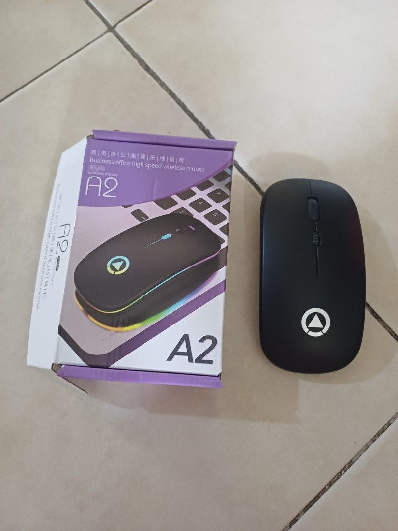 Wireless Mouse (Category: Mouse & Mousepads) located in Singapore. Submitted by lws9987 (Listing ID 1380880504, Image 1). Description: Wireless quiet mouse with lights..