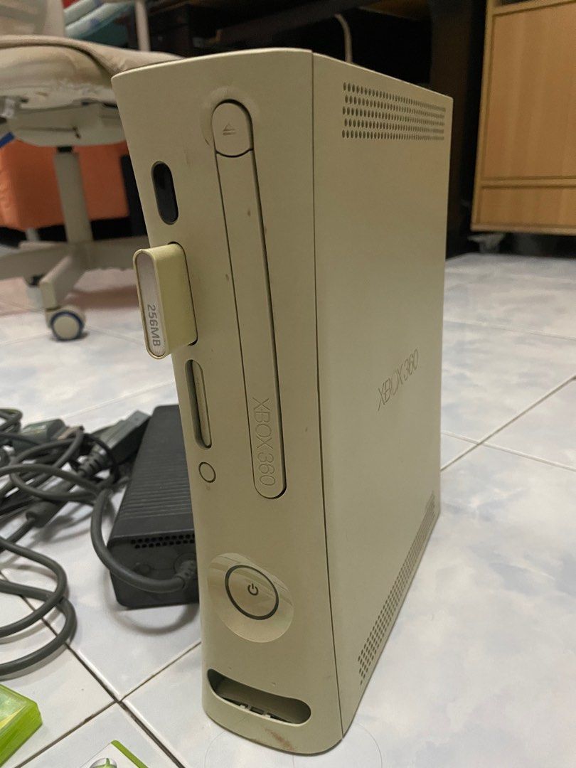 Xbox 360 (Category: Xbox) located in San Pedro. Submitted by berto01 (Listing ID 1380699221, Image 2). Description: Selling my personal Xbox 360 -from New Zealand 🇳🇿 -used/handled with care comes with: - controller - 256mb memory card - power supply games included: -Call of Duty Modern Warfare 3 - Devil May Cry 4 - Soul Calibur V - Dynasty Warriors 8 - Resident Evil Operation Raccoon City RFS. Decluttering .
