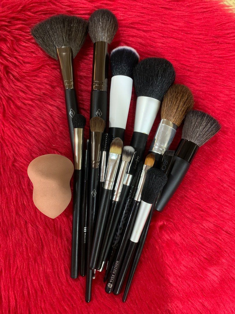 16pc. Make-up brushes (Category: Makeup) located in Quezon City. Submitted by jaianaapura (Listing ID 1380953575, Image 1). Description: All brushes is authentic and brand new Location: Project 4 cubao qc.