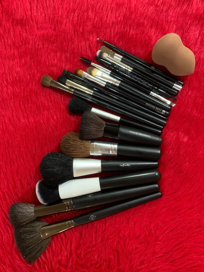 16pc. Make-up brushes (Category: Makeup) located in Quezon City. Submitted by jaianaapura (Listing ID 1380953575, Image 2). Description: All brushes is authentic and brand new Location: Project 4 cubao qc.