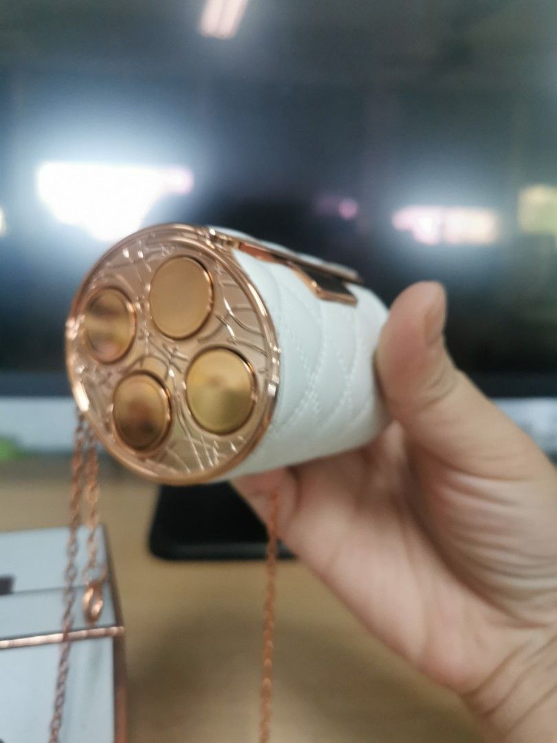 由 kant92033362 (刊登 ID 1380913055，圖片 2) 提交，位於 台北市 (Taipei) 的 唇膏鏈條包 (類別：唇部彩妝、保養)，說明：小巧可愛的鍊條包，其實是四支唇膏，是您最時尚又方便的小配件。