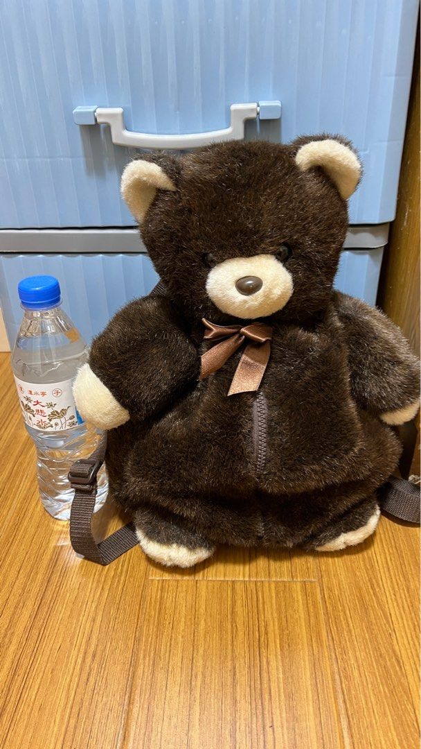 由 yy150991a (刊登 ID 1380935631，圖片 1) 提交，位於 台中市 (Taichung) 的 咖啡棕色熊寶寶後背包包 (類別：嬰兒及兒童流行時尚)，說明：二手 小孩大人都可以背 贈送看關於 圖1/10 。