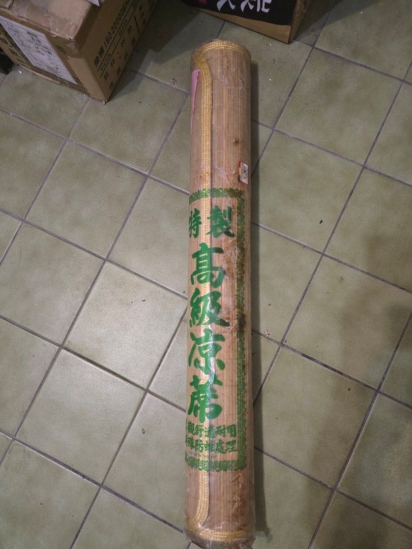 由 evrit.yiul (刊登 ID 1380963875，圖片 1) 提交，位於 台南市 (Tainan) 的 單人床墊涼蓆新的未拆封。請自取 (類別：床架及床墊)，說明：3尺 6尺。
